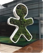 Escultura no formato do Logo da Vivo em frente à fachada de um prédio